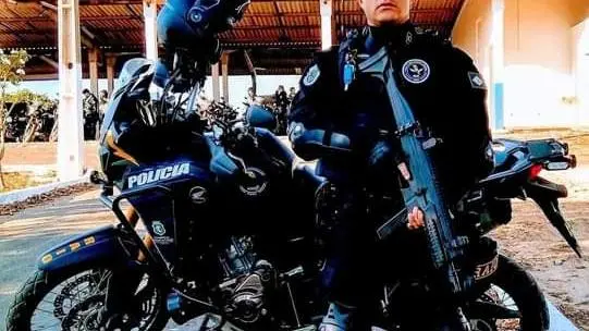 Imagem da notícia: PRF fiscaliza moto do BPRaio com documento vencido e é impedida por oficiais da PM de rebocar o veículo