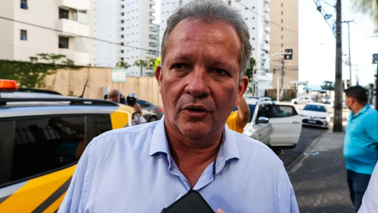 Imagem da notícia: Presidente nacional do PDT diz que 'anuência' dada a Evandro Leitão é 'totalmente nula'
