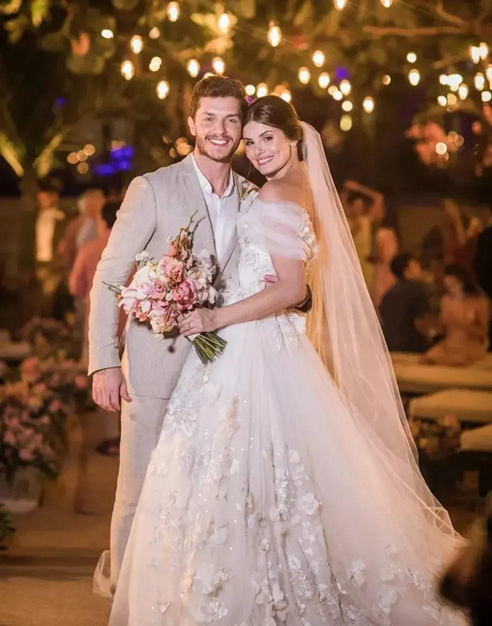 Imagem da notícia: Camila Queiroz celebra 5 anos de casamento com Klebber Toledo: 'dia mais feliz de nossas vidas'