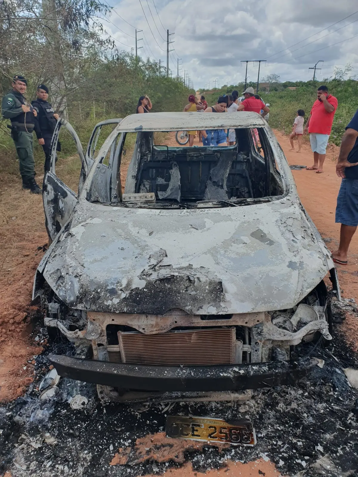 Imagem da notícia: Corpo carbonizado é encontrado dentro de carro, em Itaitinga