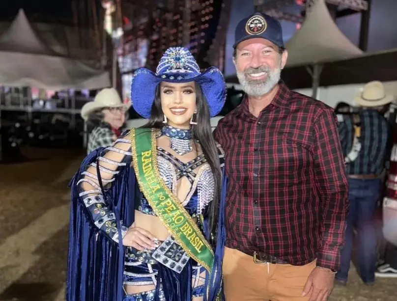 Imagem da notícia: Estilista da Festa do Peão de Barretos detona influenciadora que vestiu faixa de rainha: 'genérica' 