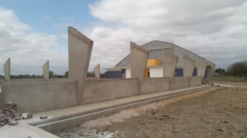 Quadra escolar em Iguatu, no Ceará, é uma das 248 obras inacabadas no Ceará