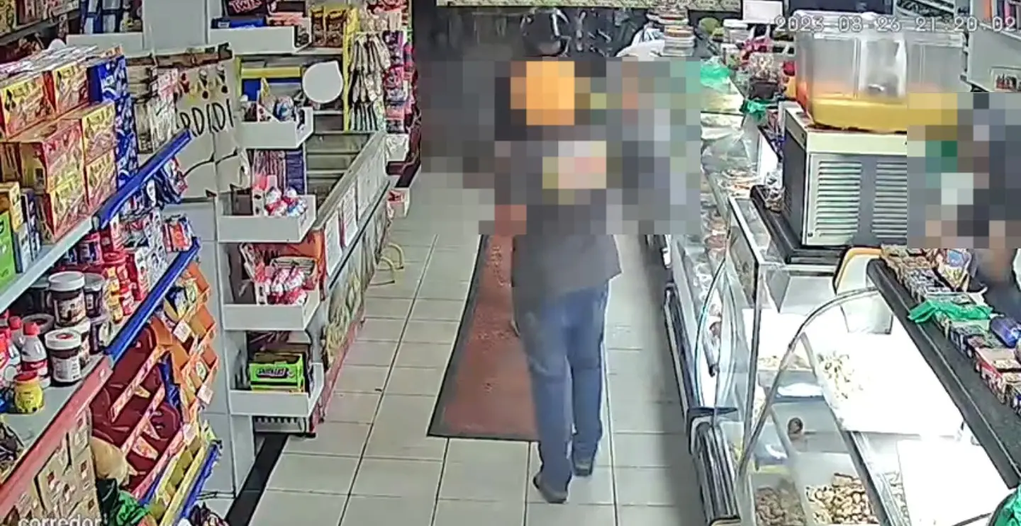 Imagem da notícia: Em assalto a padaria no Cariri, homem leva dinheiro e ainda pede bolo e salgados; veja vídeo