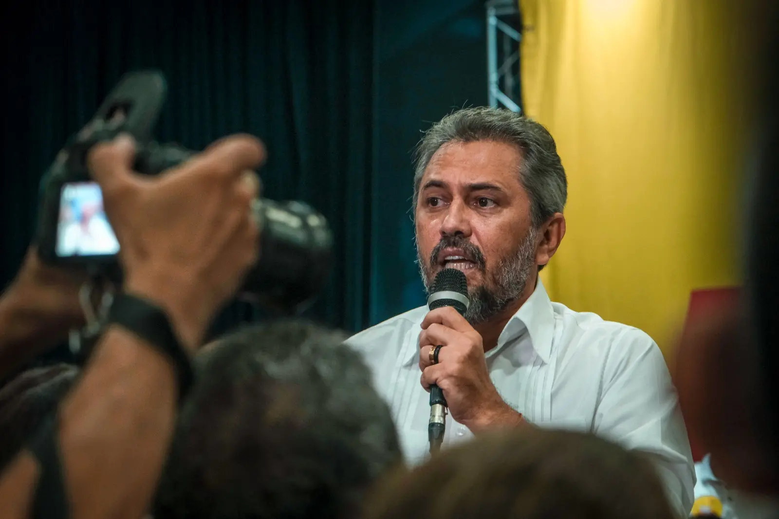 Imagem da notícia: 'Não é razoável querer amarrar um parlamentar', diz Elmano sobre disputa por mandato de Evandro
