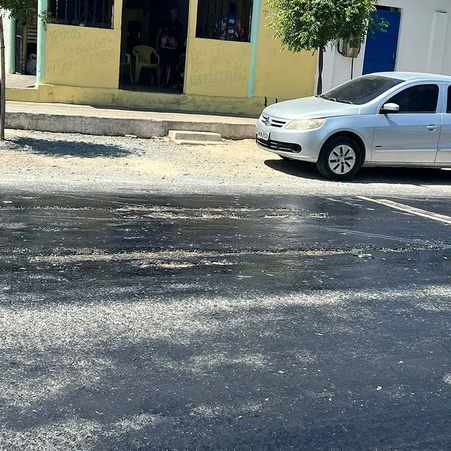 Imagem da notícia: Asfalto em trecho de rodovia no Interior do Ceará 'derrete' após calor intenso