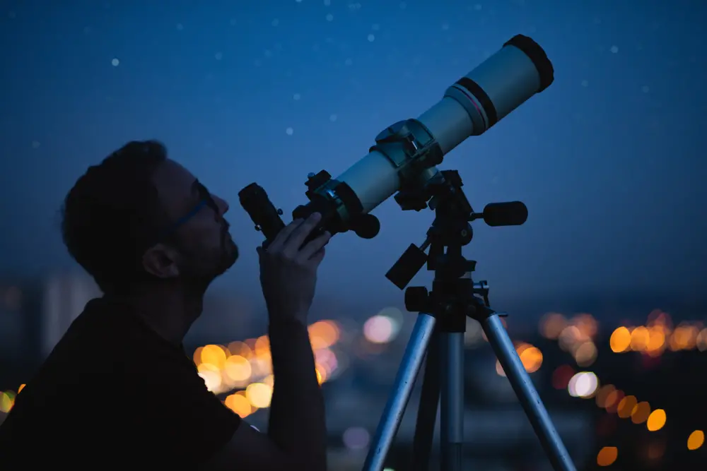 Imagem da notícia: 'Lua Azul' pode ser observada com telescópio, em Fortaleza, nesta quinta-feira (31)