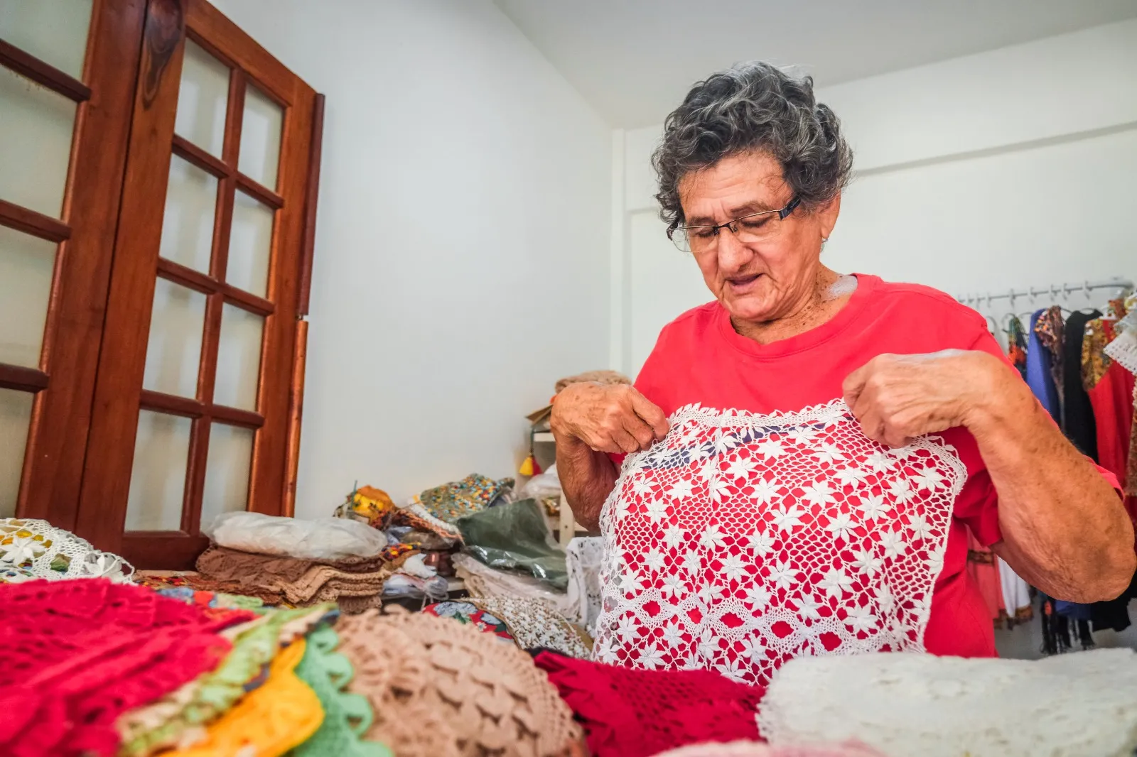 Olenir mostra uma peça exclusiva imaginada e rendada por ela