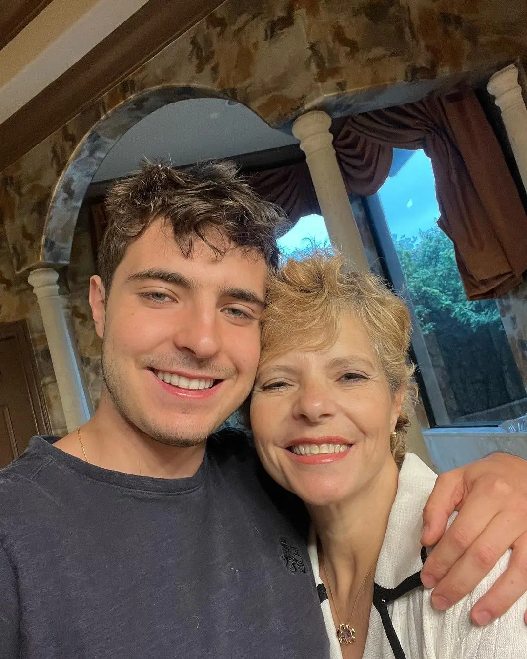 Imagem da notícia: Na disputa por herança de Gugu, Rose Miriam posta foto do filho e recebe mensagens das filhas