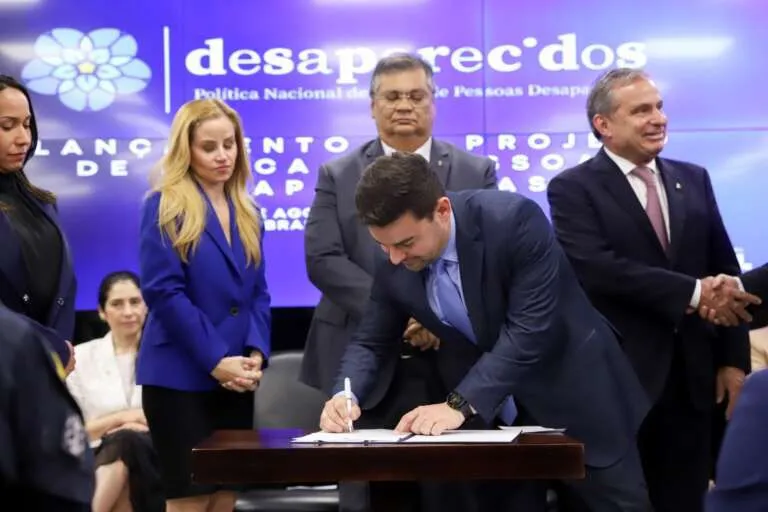 O titular da Secretaria da Segurança Pública e Defesa Social (SSPDS), Samuel Elânio, no momento da assinatura da parceria com o Ministério da Justiça e a Meta.