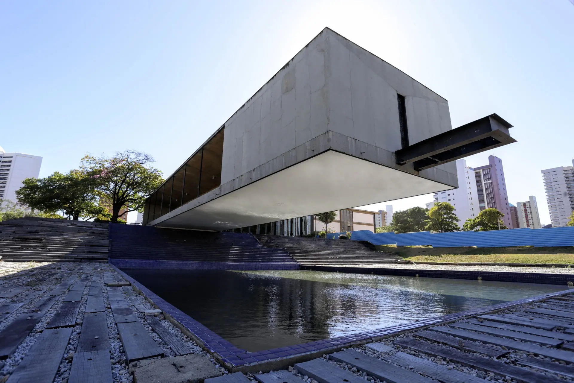 Imagem da notícia: Elmano anuncia retirada de mausoléu Castelo Branco do Palácio da Abolição