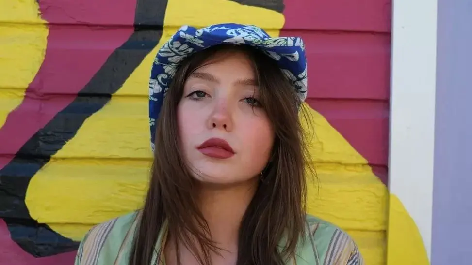 Imagem da notícia: Cantora britânica Faye Fantarrow morre aos 21 anos após diagnóstico de raro tumor no cérebro