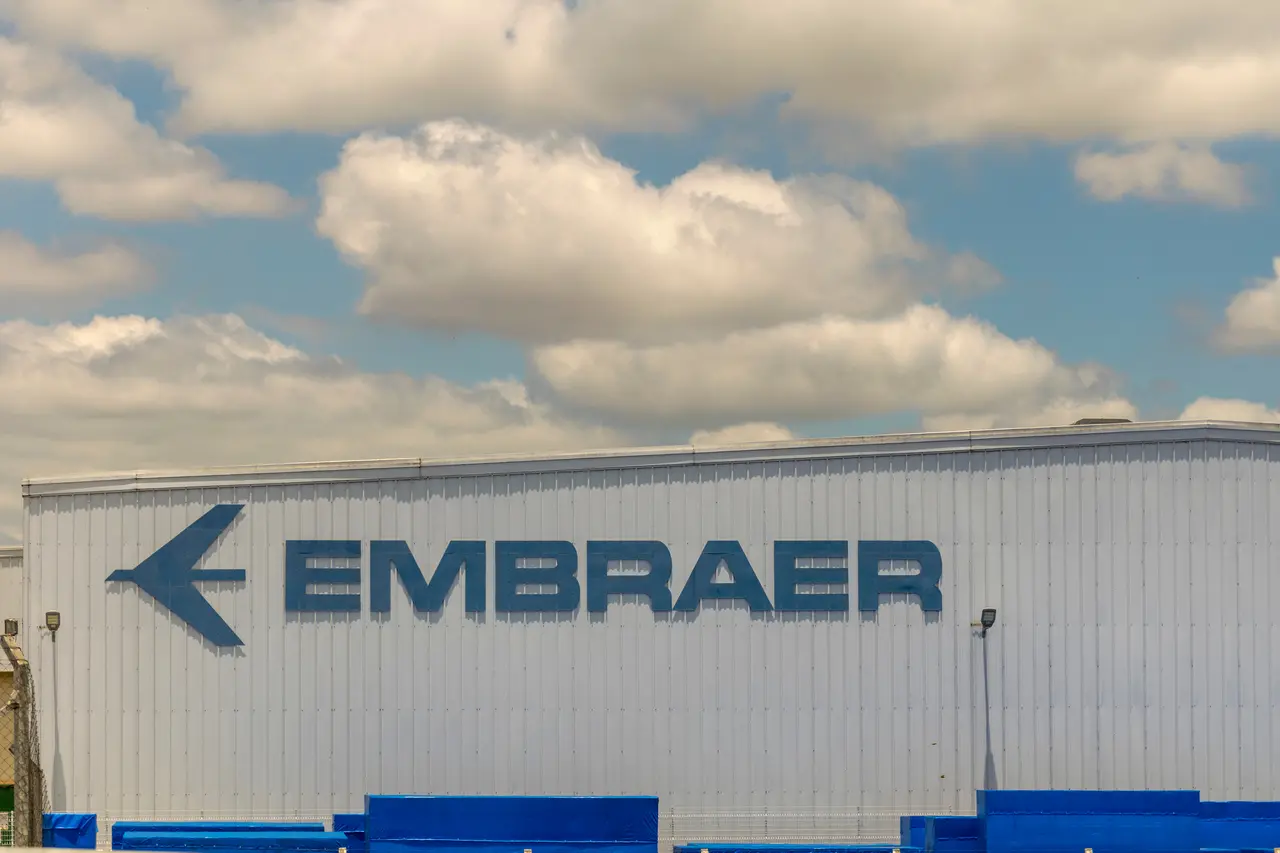 Imagem da notícia: Embraer abre processo seletivo com 350 vagas de estágio em diversas áreas; veja detalhes