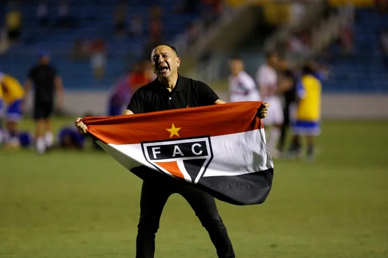 Paulinho Kobayashi, técnico do Ferrão, celebra o acesso à Série C.
