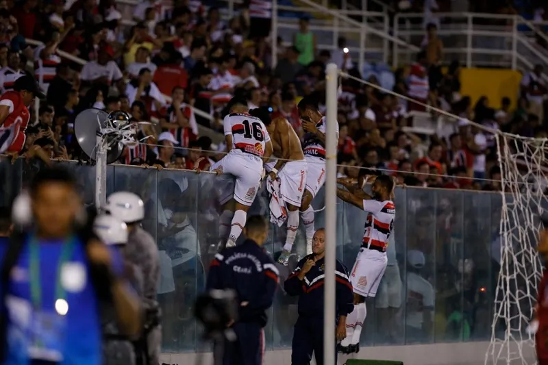 Jogadores do Ferroviário comemoram acesso com a torcida.