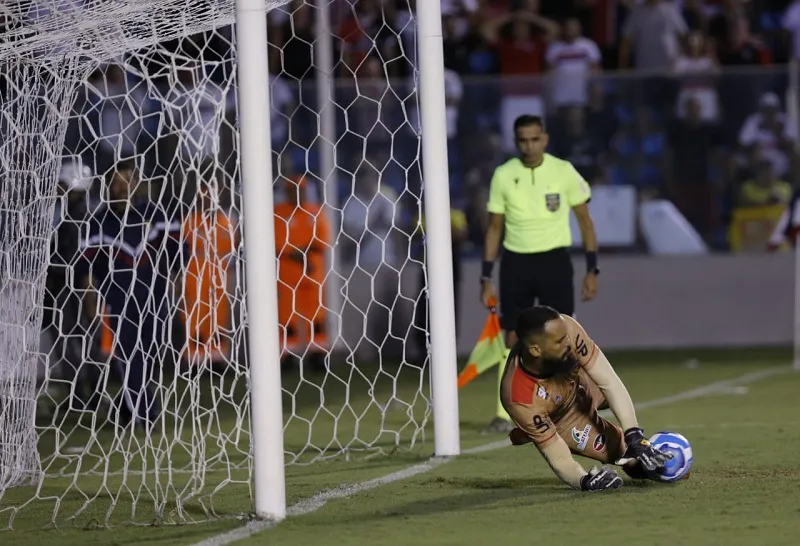 Douglas Dias durante uma defesa de pênalti.