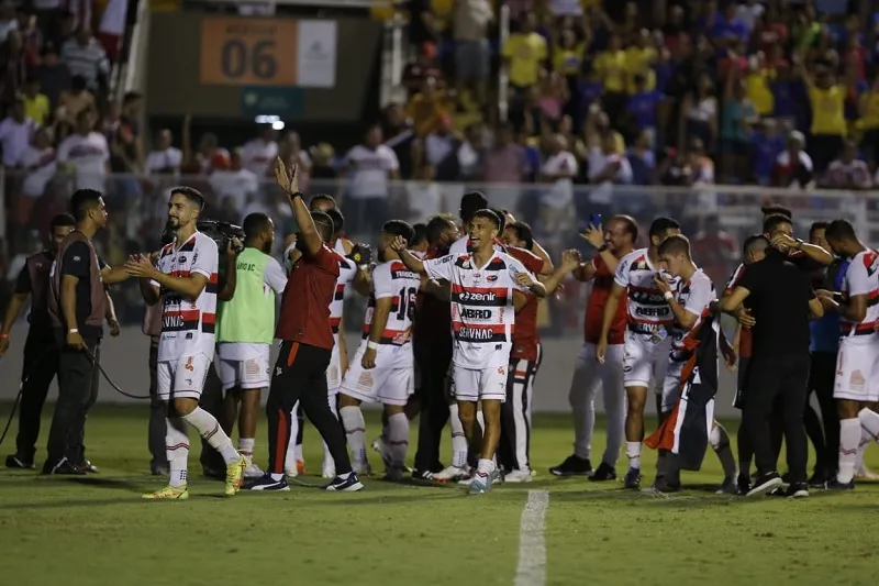 Ainda em campo, jogadores e comissão técnica comemoram acesso à Série C.