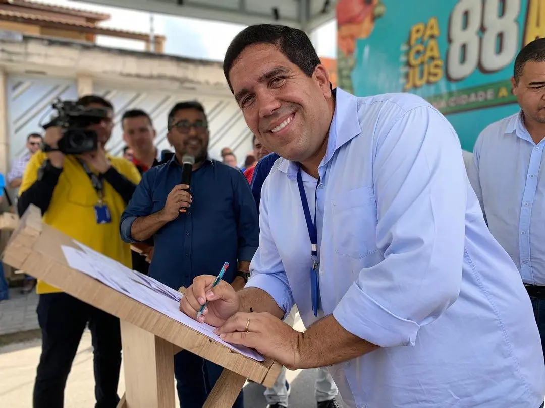 Imagem da notícia: Prefeito de Pacajus adia exigência de 'trabalho voluntário' para aluno usar transporte universitário