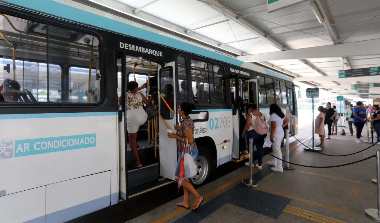 Imagem da notícia: Sarto pede autorização da Câmara de Fortaleza para contratar financiamento de 19 ônibus elétricos