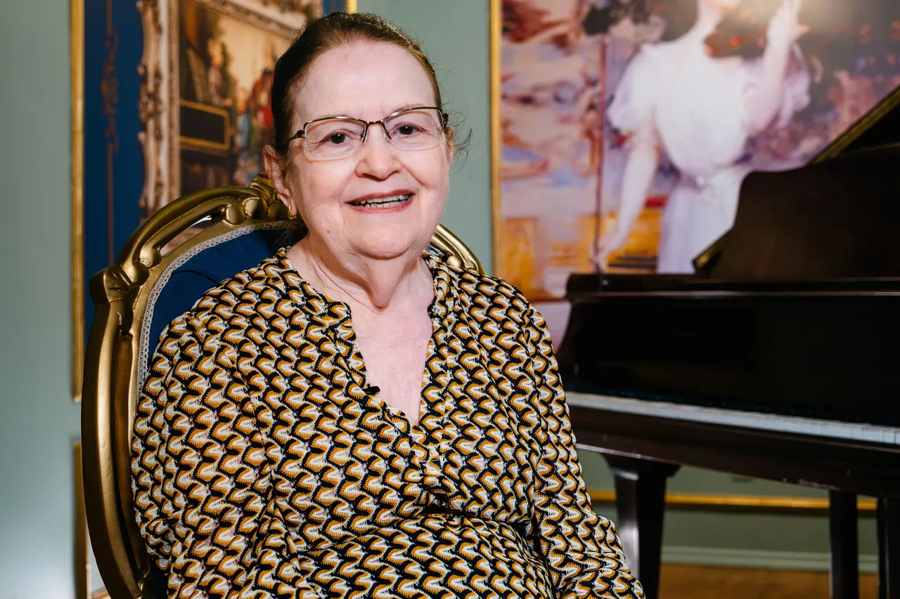 Imagem da notícia: Professora Regina Barbosa é homenageada com o Troféu Sereia de Ouro 2023 