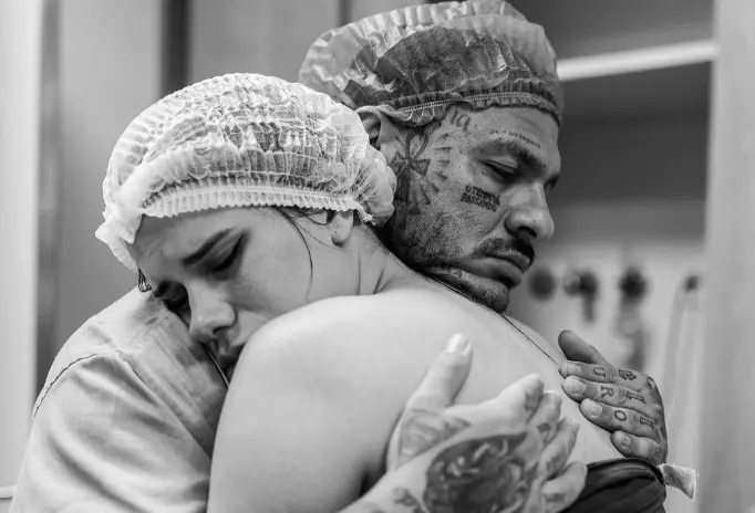 Imagem da notícia: Influencer Toguro diz que companheira está apresentando 'boa resposta' após complicação em parto