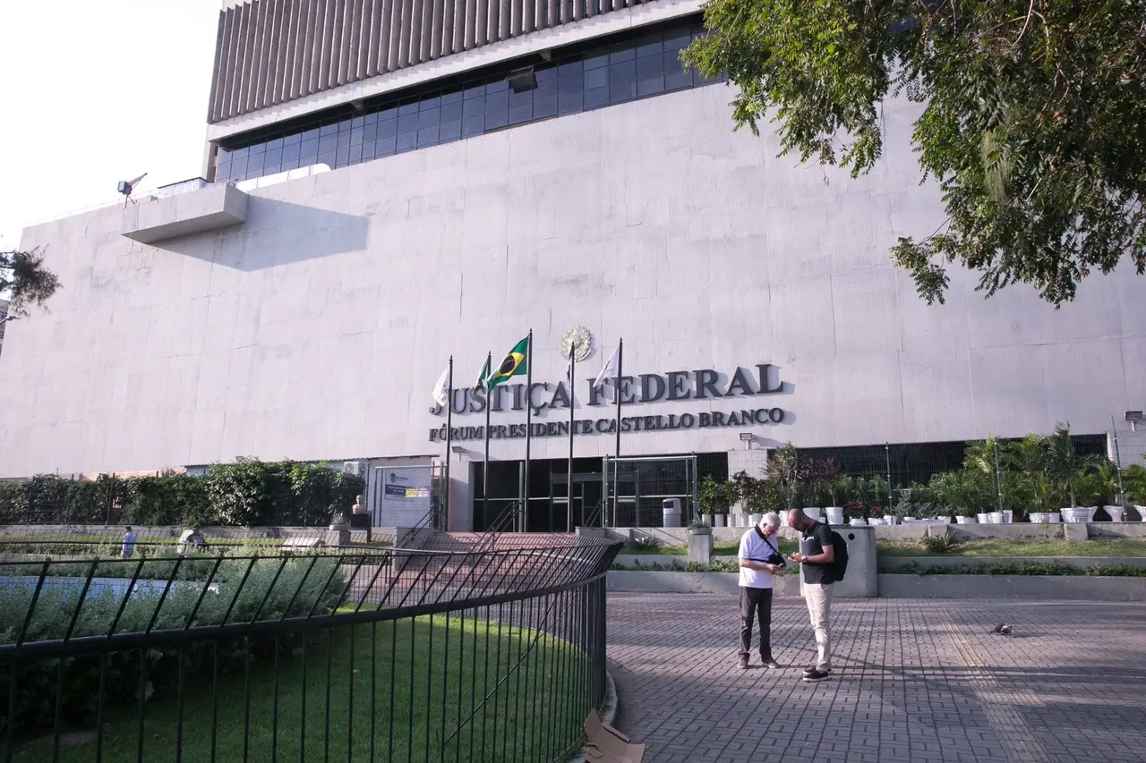 Imagem da notícia: Escolas, prédios e avenidas de Fortaleza homenageiam presidentes da ditadura militar; veja locais 