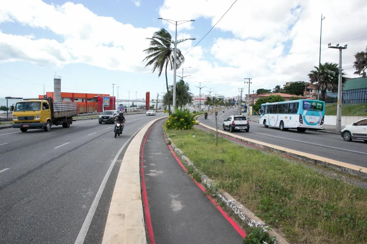 Avenida é conhecida pela população como como Leste Oeste