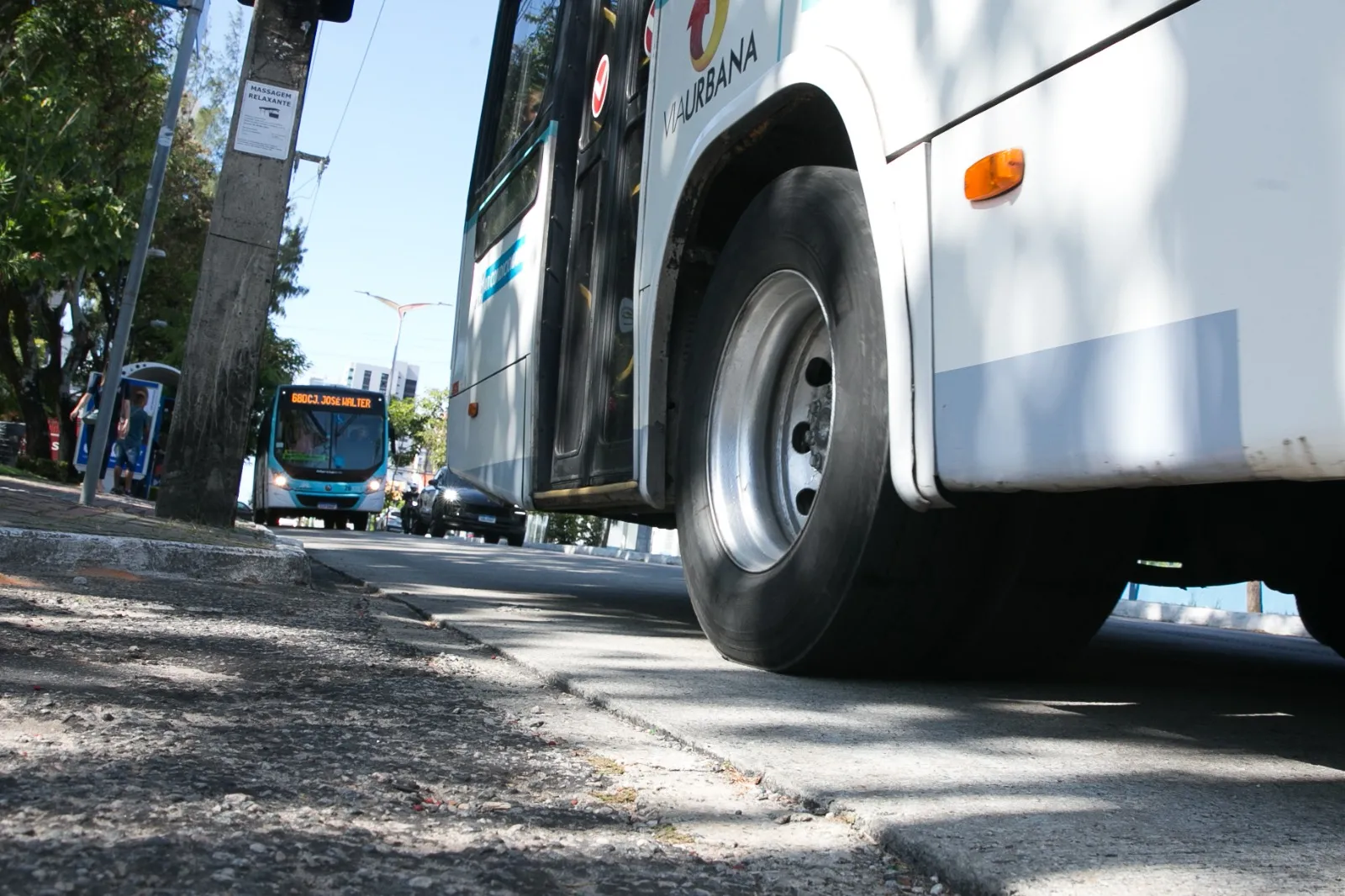 Concreto de pavimentação vem sendo usados nas paradas de ônibus em Fortaleza