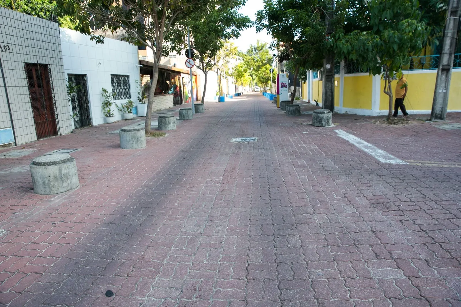 Rua Frederico Borges, na Varjota, foi uma das primeiras a receber a pavimentação intertravada
