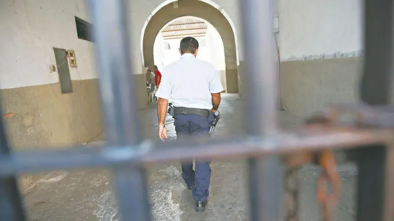 Imagem da notícia: PM vira réu na Justiça após tentar matar os próprios irmãos; vítimas se esconderam atrás de postes