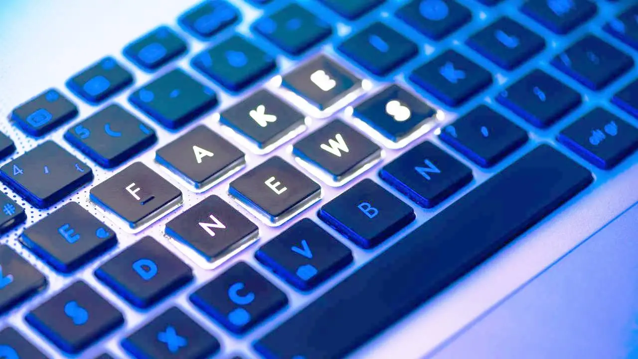 Imagem da notícia: Fake news não é crime, mas pode levar à prisão de quem espalha notícias falsas; entenda 