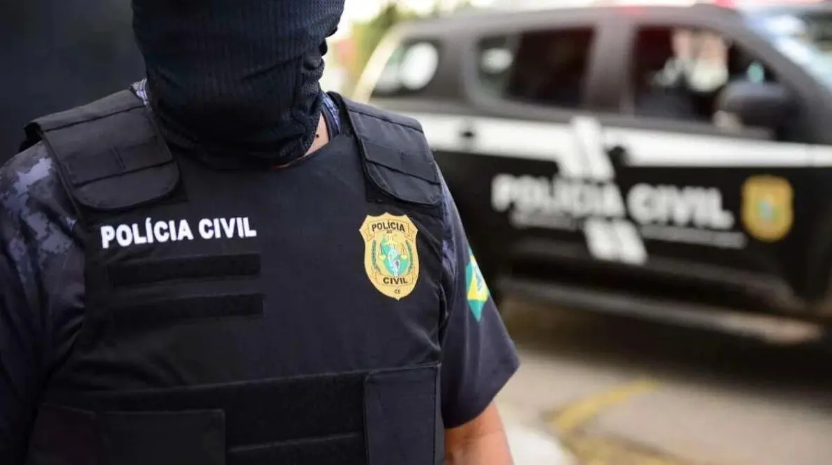 Imagem da notícia: 'Saidinha bancária': criminosos roubam R$ 70 mil de mulher e arma de fogo de PM em Fortaleza