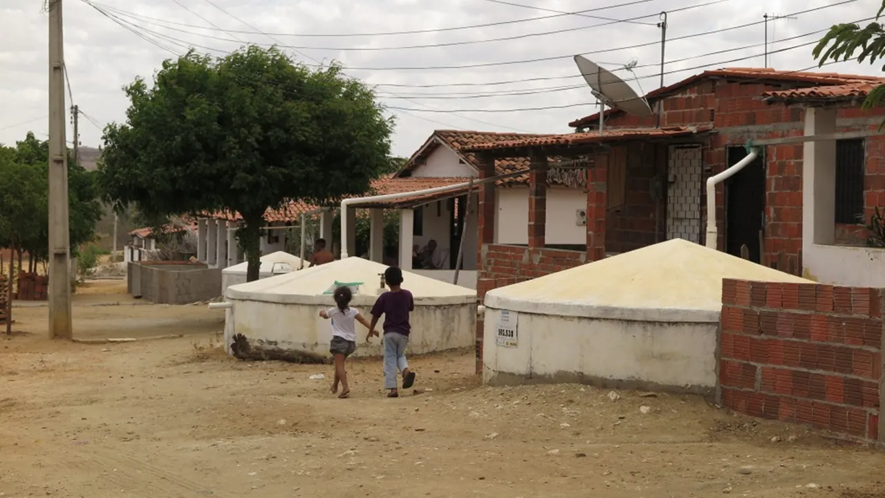 Crianças correndo em direção à cisterna em Quixadá, no Sertão Central