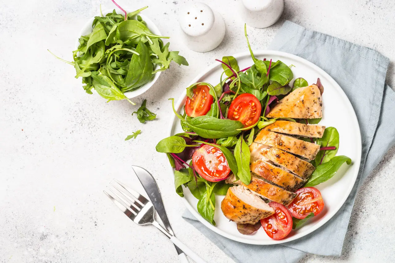 prato com frango e salada