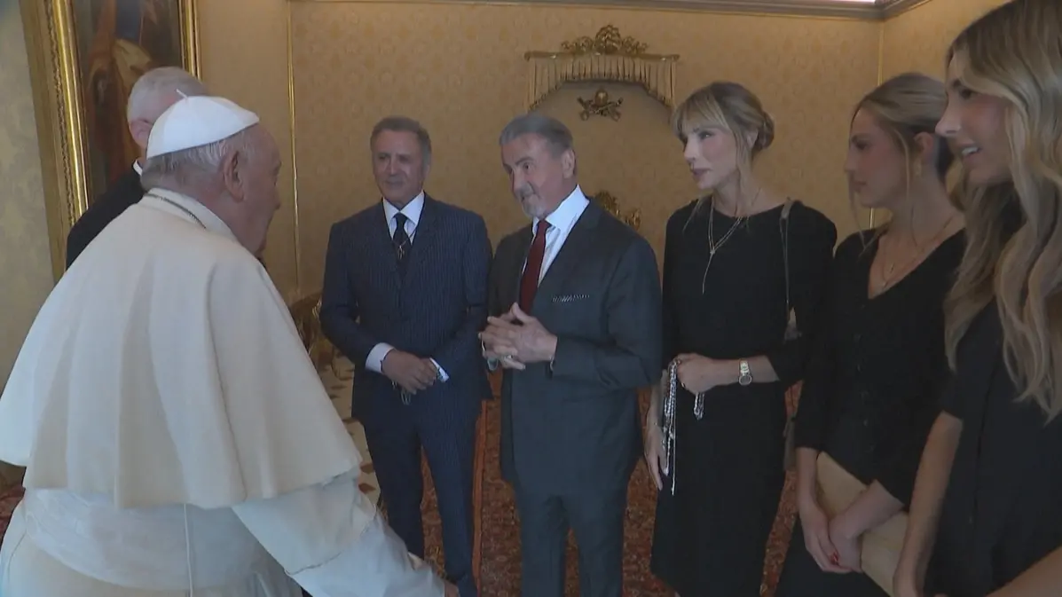 Imagem da notícia: Vídeo que circula nas redes sociais mostra encontro de Sylvester Stallone e papa Francisco