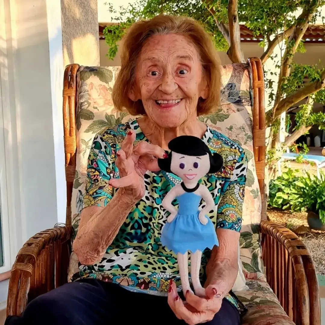 Imagem da notícia: Laura Cardoso comemora 96 anos e celebra presente de fã