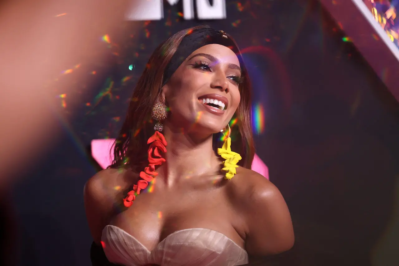 Imagem da notícia: Anitta diz ter 60 músicas prontas em entrevista à revista americana