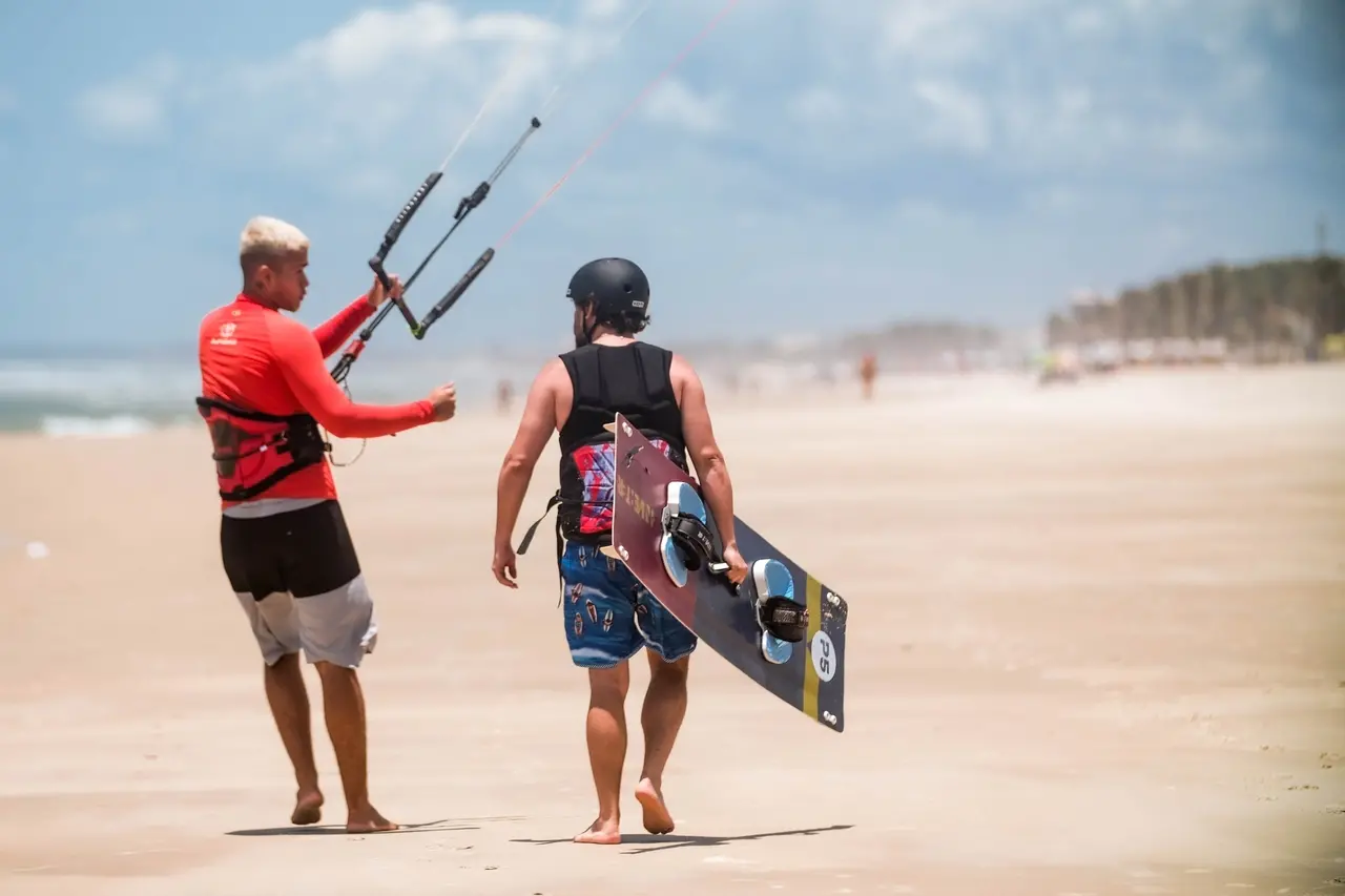 Imagem da notícia: Mares e ventos do Ceará atraem kitesurfistas, ampliam alta estação e aquecem a economia local