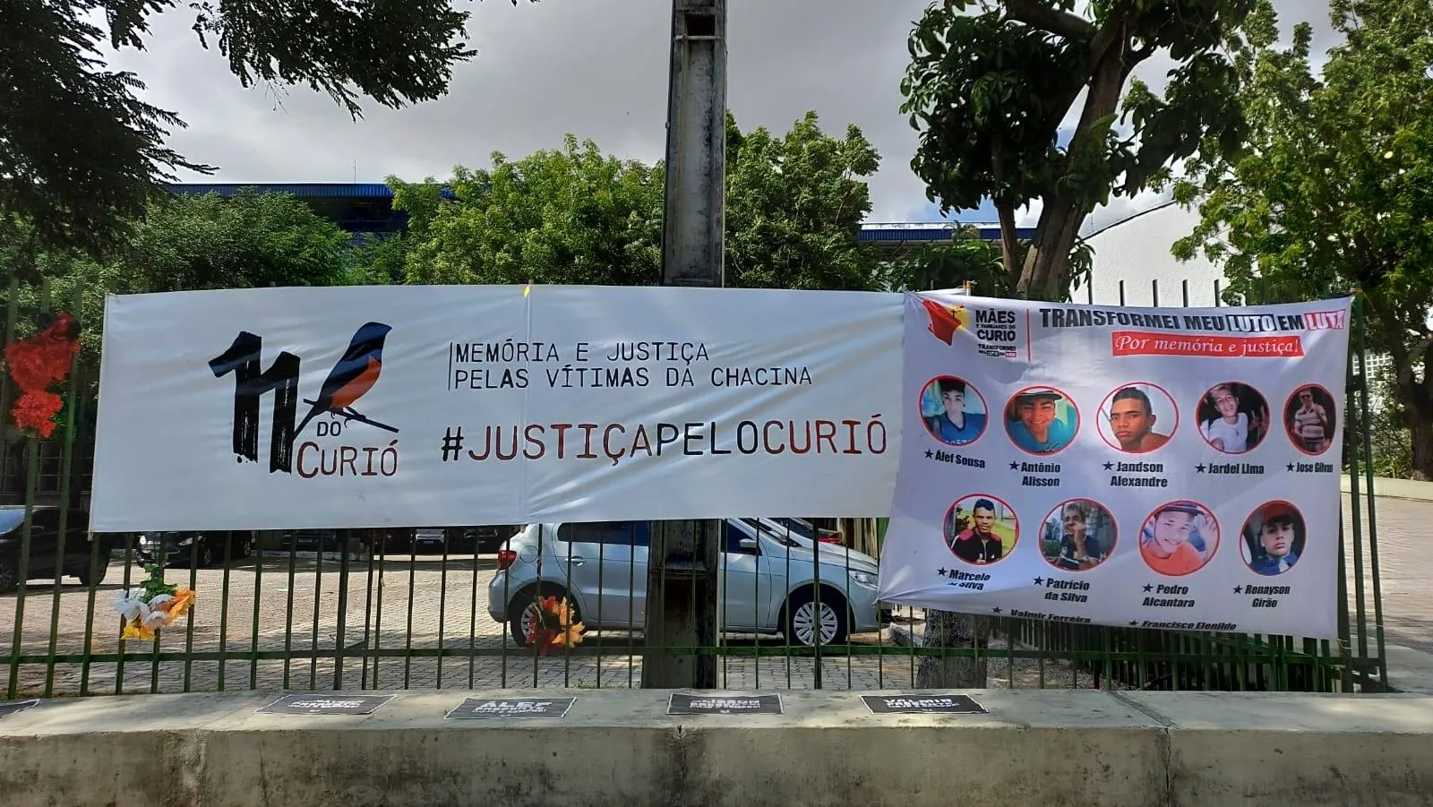 Mural com fotos de vítimas colocado na frente do FVitiórum