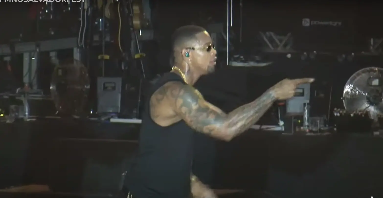 Imagem da notícia: Léo Santana xinga pessoa no público durante show em Salvador; alvo teria feito gesto obsceno