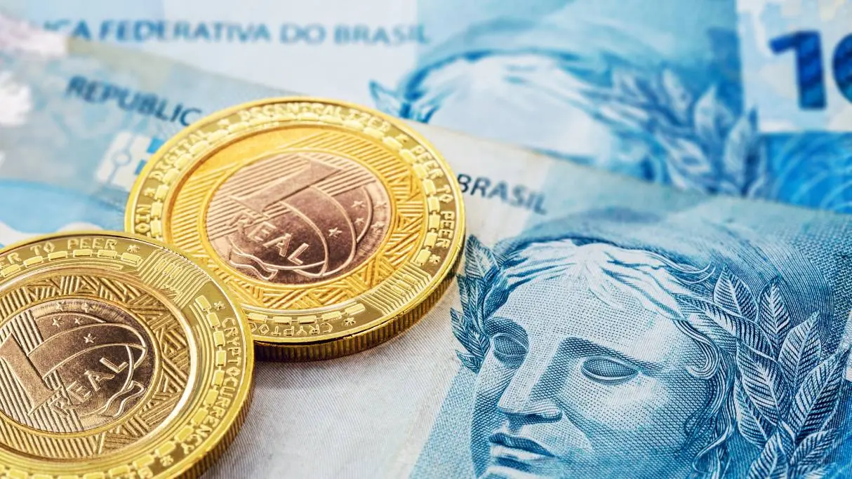 Nota de R$ 100 e moedas de R$ 1