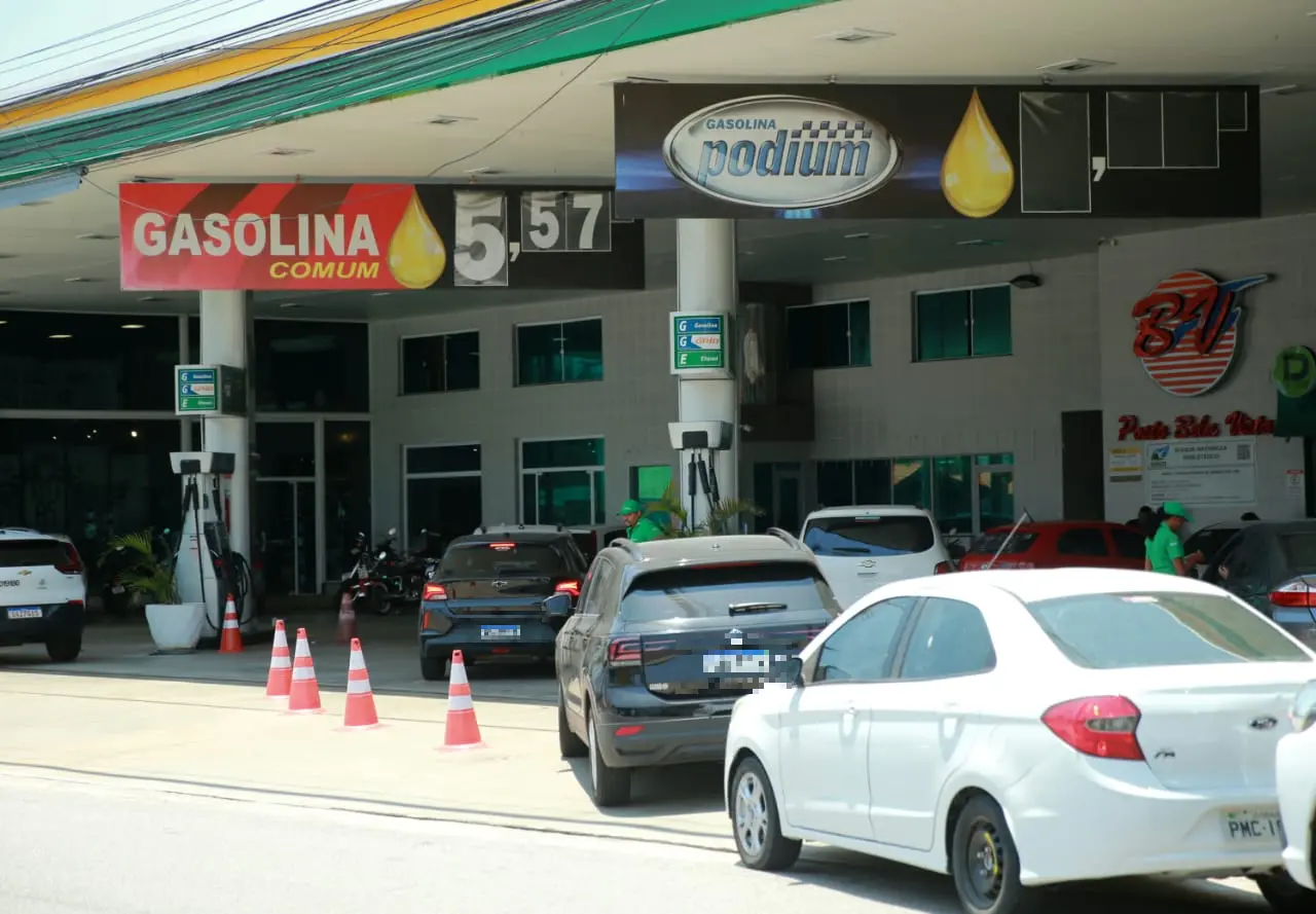 Imagem da notícia: Preço da gasolina despenca em Fortaleza e chega a R$ 5,57