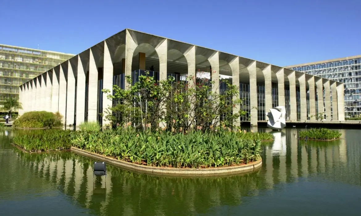 Imagem da notícia: Concurso do Itamaraty publica edital com 50 vagas e salário de até R$ 10 mil