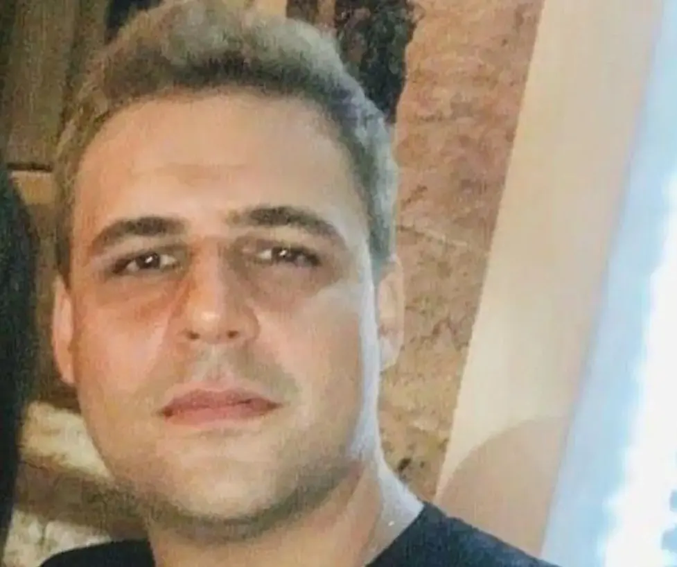 Johannes Dudeck é um homem branco e loiro