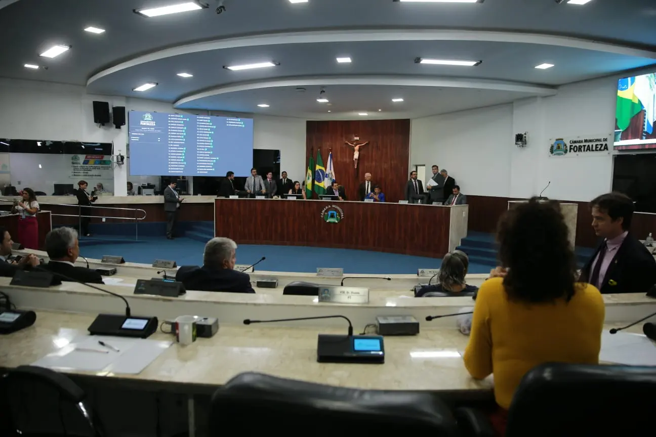 Imagem da notícia: Câmara de Fortaleza aprova pedido de financiamento para compra de ônibus elétricos