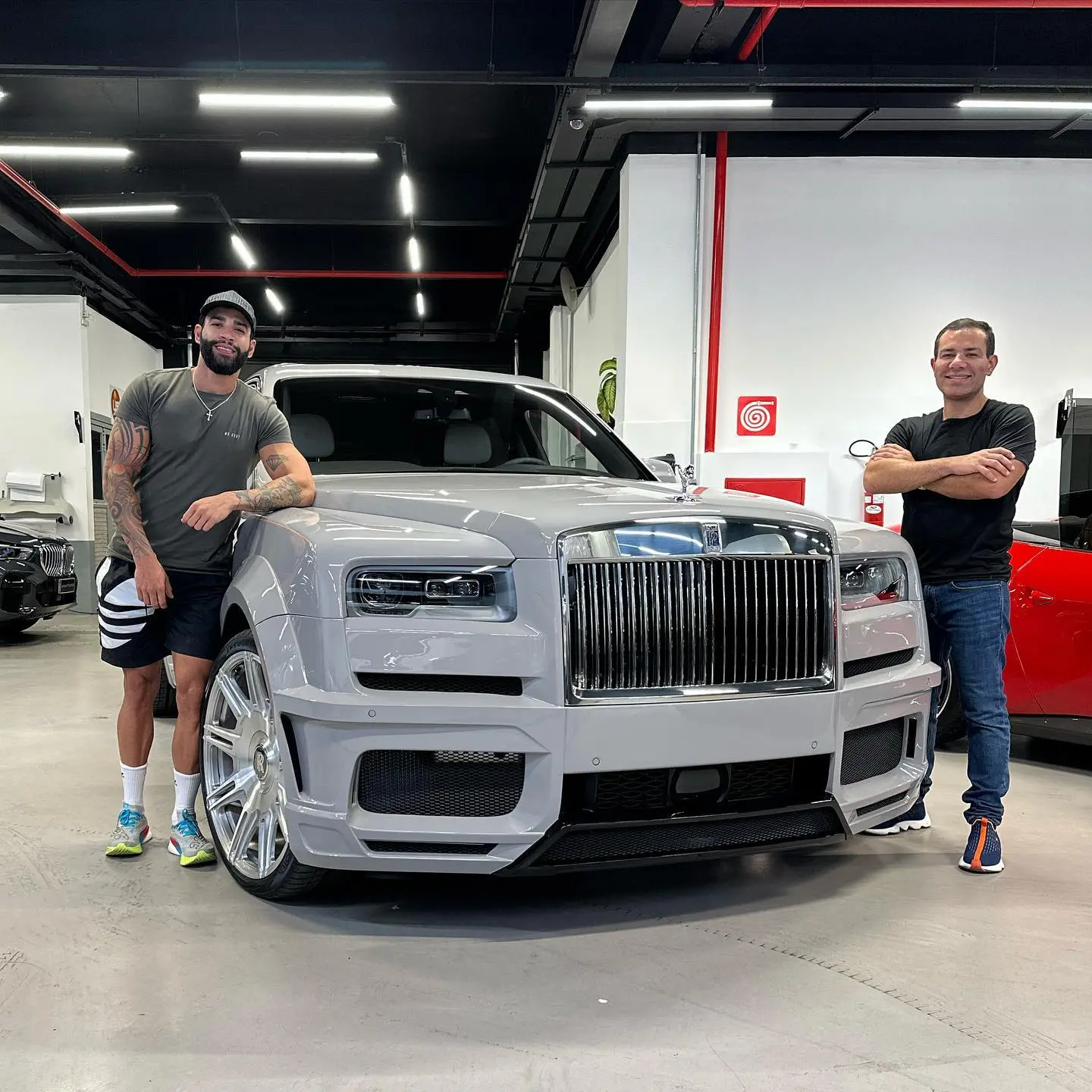 Imagem da notícia: Novo carro de luxo de Gusttavo Lima é transportado para Goiânia e chama atenção nas redes sociais