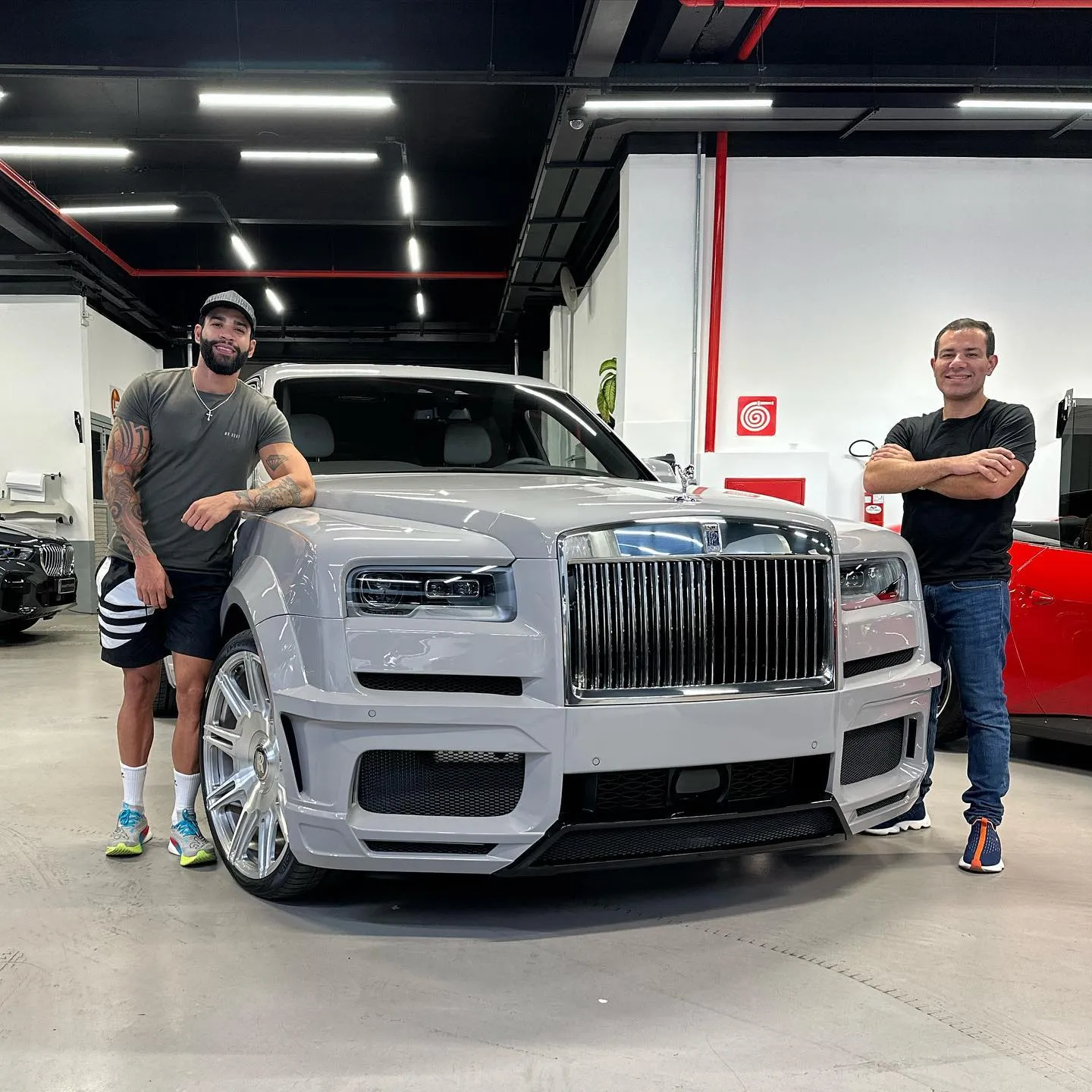 Gusttavo Lima ao lado do Roll Royce Cullinan Novitec e do amigo Fernando Duran