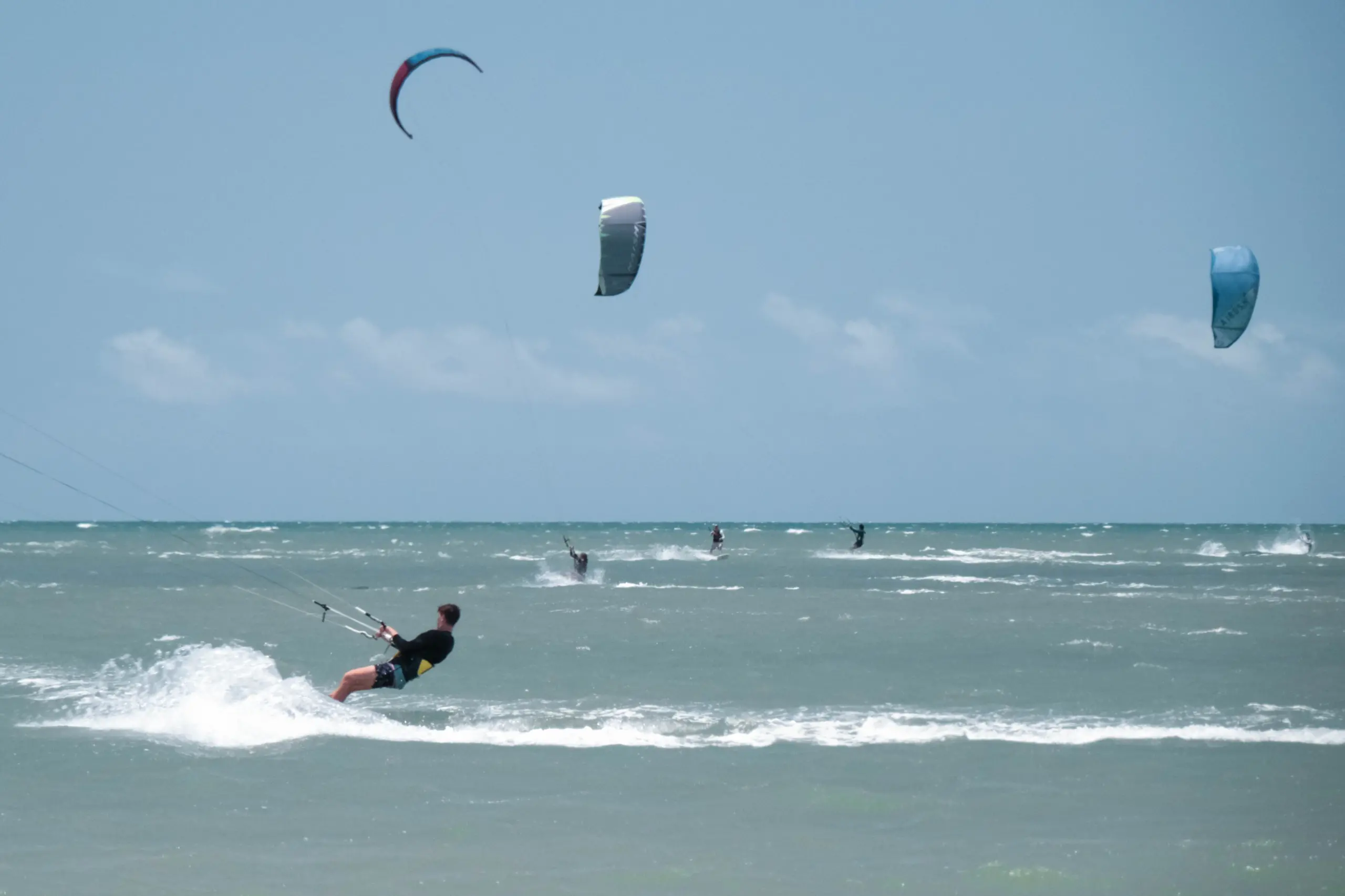 Imagem da notícia: Mares e ventos do Ceará atraem kitesurfistas, ampliam alta estação e aquecem a economia local