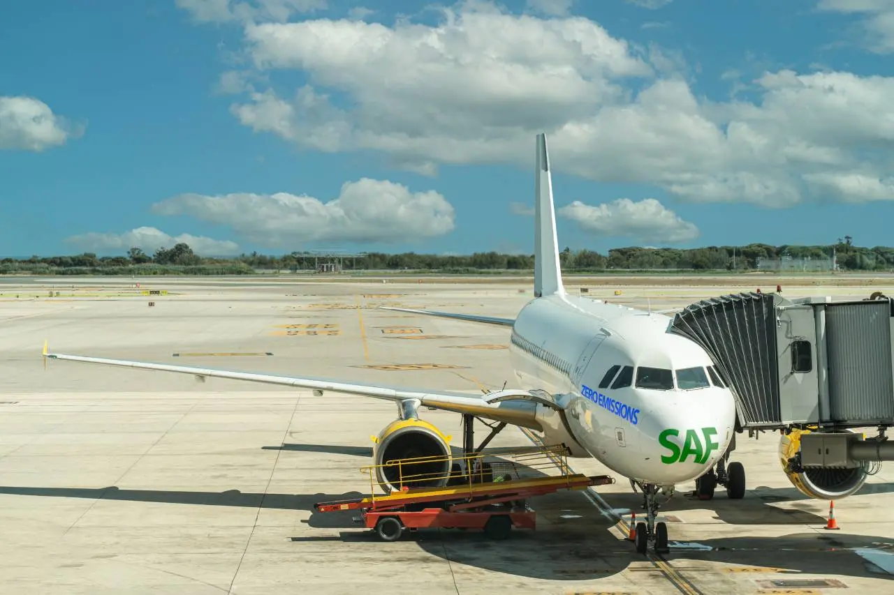 Imagem da notícia: Por que o Ceará pode se tornar um polo produtor de combustível sustentável de aviação?
