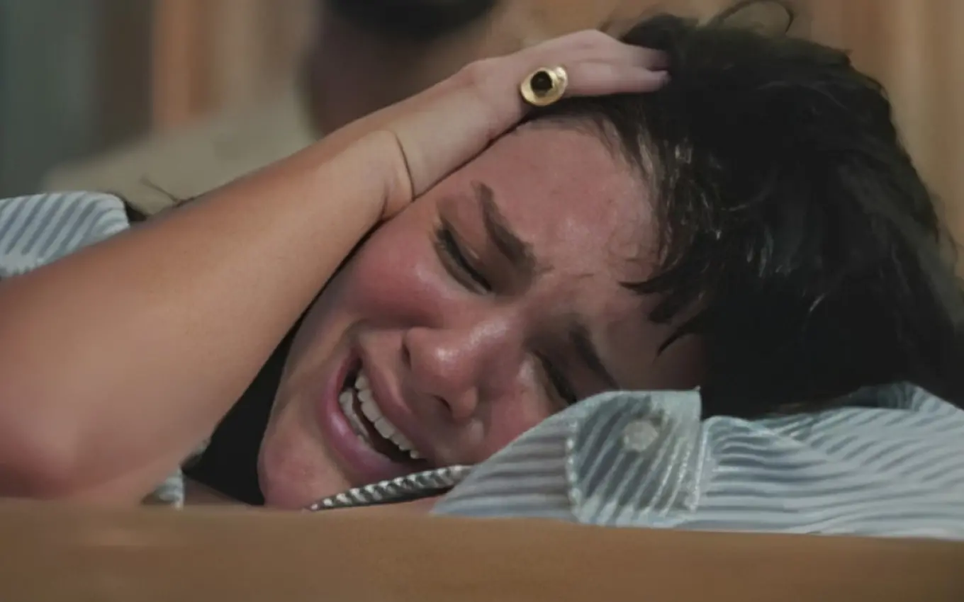 Imagem da notícia: Petra atirou em quem? Personagem tem surto após revelar segredo em 'Terra e Paixão'