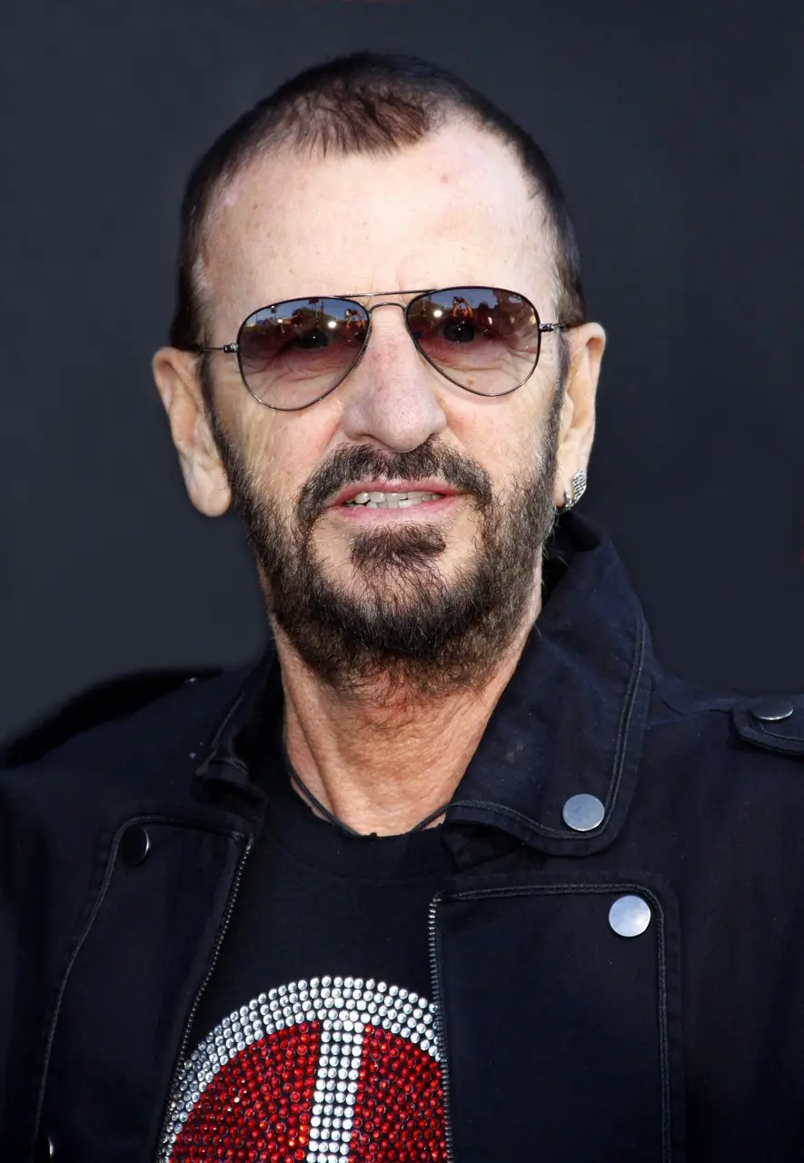 Imagem da notícia: Ringo Starr tropeça e cai em show no Novo México